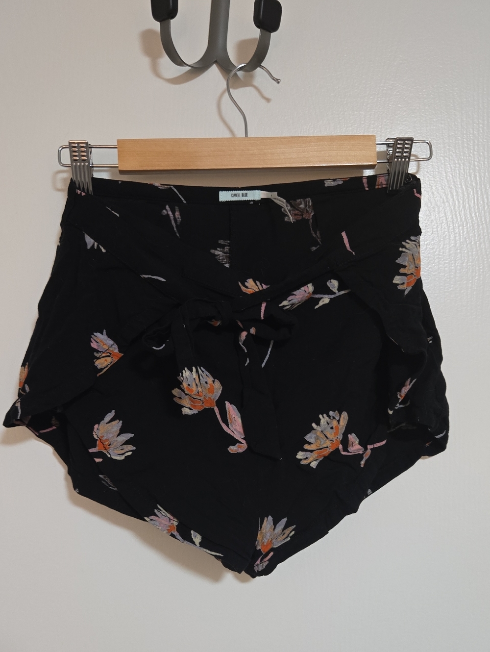 Kimchi Blue Black Floral Tie-Waist Women’s Shorts Size 4